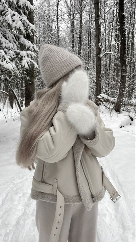 White Jacket Outfit, Snow Outfits For Women, Winter Blonde, Winter Outfits Snow, Stylish Winter Outfits, Winter Fashion Outfits Casual, Snow Outfit, Cold Outfits, Winter Outfit Inspiration