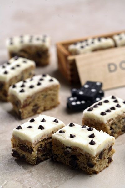 Chocolate Chip Domino Brownies Chip Domino, Domino Brownies, Bars Chocolate, Cookie Desserts, Dessert Bars, Movie Night, Brownies, Chocolate Chip, Party Ideas