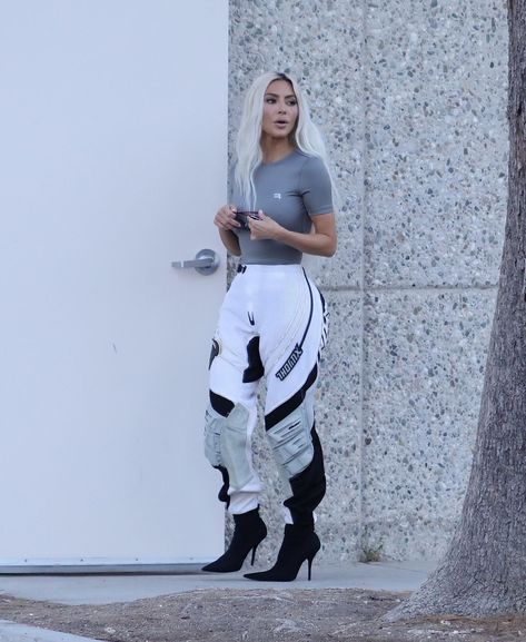 Kim Kardashian Style Outfits, Kardashian Casual Outfit, Kim Kardashian Outfits, Kardashian Outfit, All Black Fashion, Kim Kardashian Style, Effortlessly Chic Outfits, Altering Clothes, Classy Casual Outfits