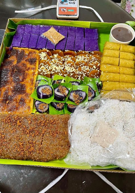 Filipino Dessert Table Ideas, Filipino Desserts Aesthetic, Filipino Dinner, Aesthetic Filipino Food, Filipino Food Party Table, Filipino Foods, Filipino Foods Aesthetic, Filipino Kakanin Platter, Filipino Food