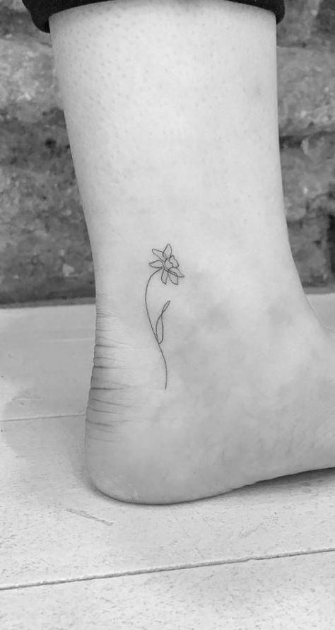 Narcissus Flower Tattoo Small Simple, Welsh Flower Tattoo, Fine Daffodil Tattoo, Welsh Inspired Tattoos, Daphadil Flower Tattoo Simple, Behind Ear Tattoo Daffodil, Simplistic Daffodil Tattoo, Daffodil With Bee Tattoo, Aster And Daffodil Flower Tattoo