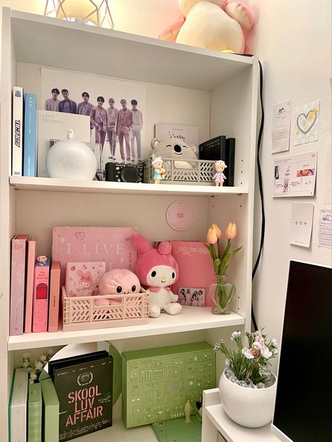 Shelves Organization Ideas Bedroom, Aesthetic Room Decor Shelves, Kpop Themed Room Aesthetic, K Pop Album Shelf Aesthetic, Things To Put On Shelves Bedroom, Shelf Decor Ideas Aesthetic, Kpop Room Aesthetic Desk, Aesthetic Bedroom Shelves, Kpop Shelf Aesthetic Minimal