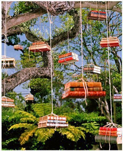 the book tree Vertical Garland, Boutique Displays, Bookstore Ideas, Reading Garden, Lots Of Books, Book Craft, Deco Champetre, Decor 2023, Book Tree