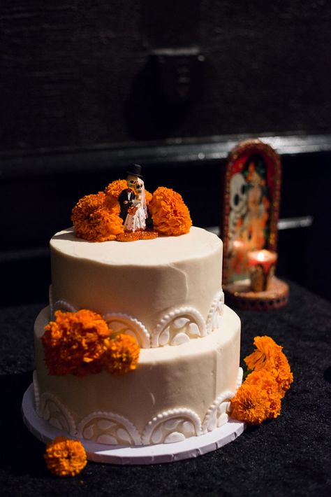 Mexican Inspired Wedding, Mexican Wedding Cake, Dia De Los Muertos Decorations Ideas, Goth Club, Mexican Themed Weddings, Hacienda Wedding, Boda Mexicana, Goth Wedding, Dark Wedding