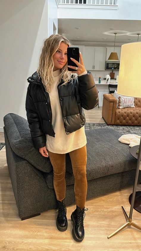 Cream Doc Martens Outfit, Velour Leggings Outfit, Doc Marten Style, Outfit Ideas Holiday, Tunic Outfit, Doc Martens Style, Velour Leggings, Doc Martens Outfit, Leather Puffer