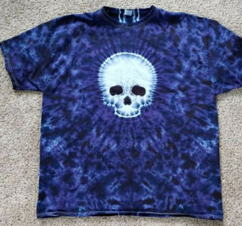 Skull Tie Dye Diy, Tie Dye Skull Patterns, Moon Tie Dye, Skull Tie Dye Tutorial, T Shirt Tie Dye Ideas, Tye Dye Patterns How To Fold, Star Tye Dye, Tye Dye Designs, Tye Dye Ideas