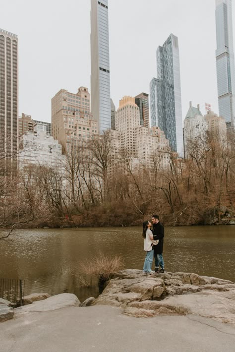 Capture the magic of fall/winter engagement in New York's Central Park with dreamy, romantic cityscapes. Engagement Photoshoot Central Park, Fall Central Park Engagement Photos, Central Park Nyc Picture Ideas, Couple Central Park, Central Park Portraits, Park Engagement Photoshoot, Engagement Park Photos, Central Park Engagement Shoot Fall, Central Park Couple