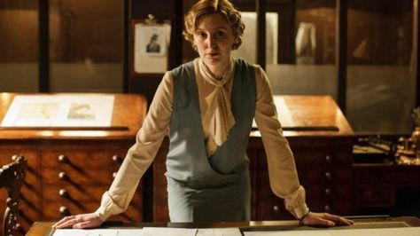 downton abbey season six Lady Edith Crawley, Downtown Abbey Fashion, Downton Abbey Season 6, Edith Crawley, Downton Abbey Costumes, Downton Abbey Series, Lady Sybil, Breaking My Heart, Laura Carmichael