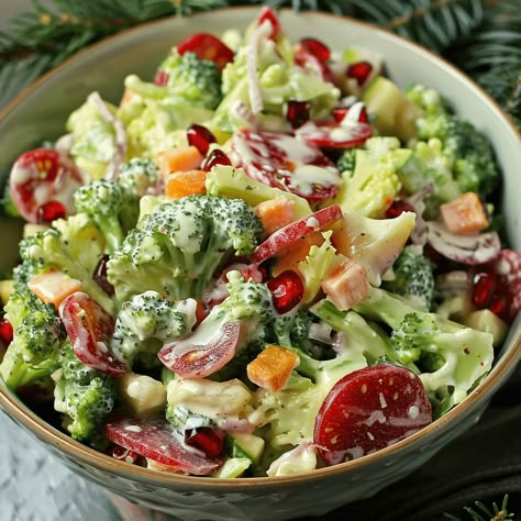 Christmas Salad : A Festive and Flavorful Holiday Side Dish! - MmmRecipes : Easy and Delicious Recipes Broccoli Cauliflower Salad Recipes, Salad Recipes Holidays, Christmas Salad Recipes, Mediterranean Recipe, Broccoli Cauliflower Salad, Christmas Salad, Jar Salads, Christmas Salads, Holiday Side Dish