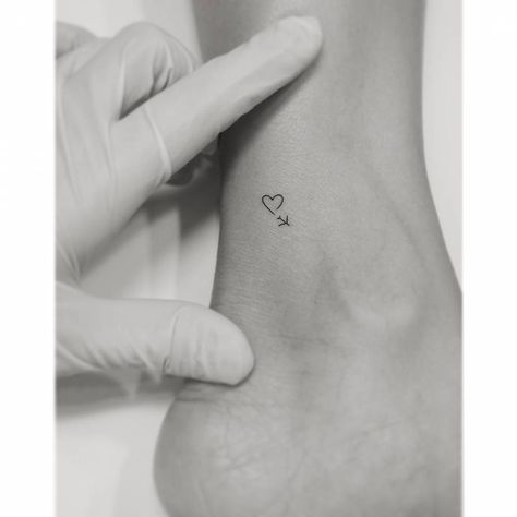 Airplane and heart. Travel Finger Tattoo, Tattoo Sevilla, Plane Tattoo, Tiny Heart Tattoos, Tiny Wrist Tattoos, Small Girly Tattoos, Airplane Tattoos, Jewelry Tattoo, Waves Tattoo