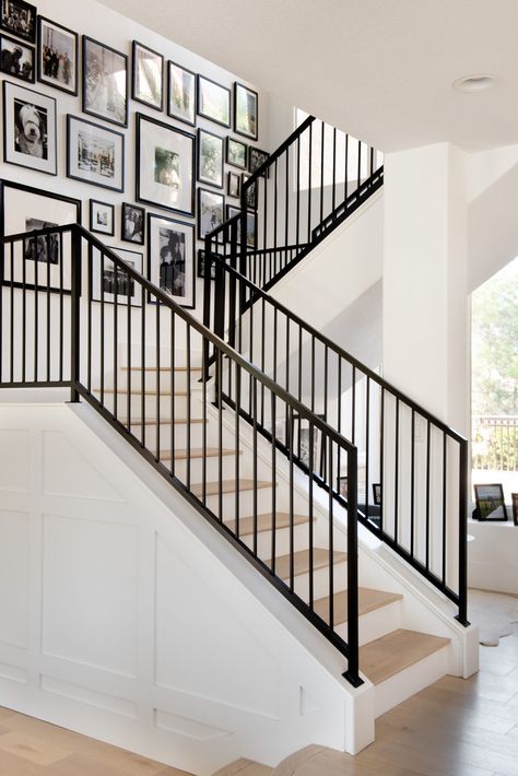 Metal Staircase Railing, Staircase Railing Design, Stairs Design Interior, Diy Staircase, Iron Staircase, Floor Renovation, Stair Railing Design, Barn Style House Plans, House Vibes