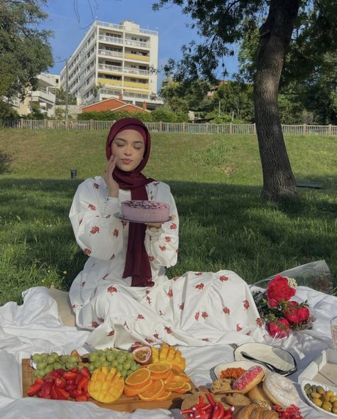 Ig motia.sara Modest Picnic Dress, Picnic Dress Hijab, Hi Tea Outfit Ideas Muslimah, Birthday Hijab Style, Muslimah Birthday Outfit, Hijabi Floral Dress, Birthday Hijab Outfit, Modest Picnic Outfit, Hijabi Birthday Photoshoot