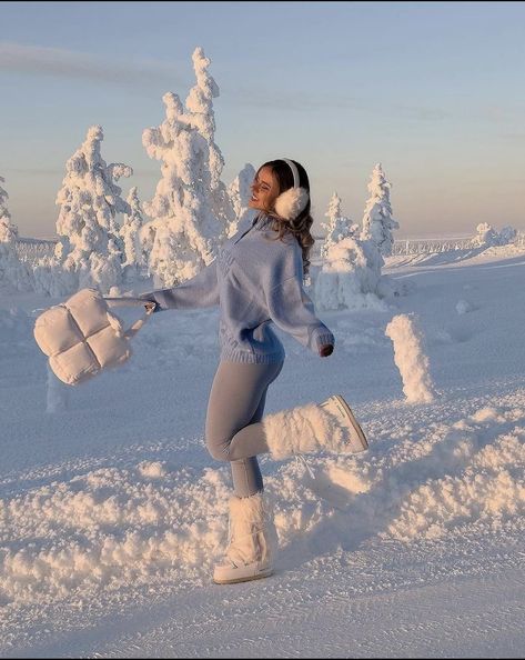 Cute Snow Outfit, White Snow Boots Outfit, Cute Winter Photoshoot Ideas, Sweatshirt Photoshoot Ideas, Winter Insta Pics, Alaska Fits, Snow Pictures Instagram, Model Advice, Snowflake Outfit