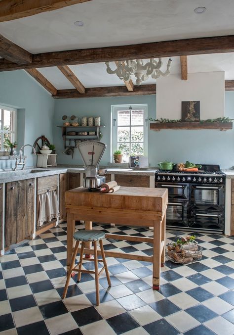 Traditional kitchens: 22 ways to create rustic country charm | Real Homes Old Home Kitchen Ideas, Vintage Italian Kitchen, Heart Room, Casa Cook, Traditional Kitchens, Kitchen Windows, Patterned Tile, Traditional Kitchen Design, Kitchen Decorating Ideas