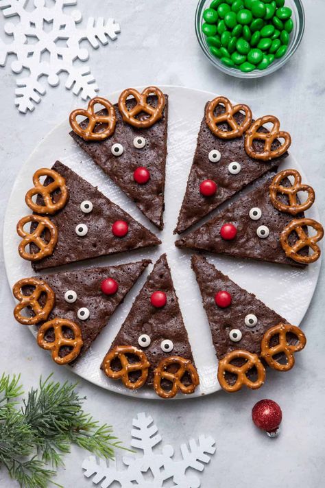 These Reindeer Brownies are made with an easy brownie batter recipe and decorated like reindeers - kid friendly and perfect for Christmas! | Desserts for Holidays | Christmas Brownies | Christmas Desserts | Chocolate Desserts Reindeer Brownies, Greek Yogurt Brownies, Reindeer Brownie, Christmas Chocolate Desserts, Christmas Brownies, Batter Recipe, Easy Holiday Recipes, Xmas Food, Christmas Snacks