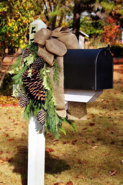 What a simple and gorgeous way to decorate your mailbox for the Winter season! #Mailbox #DIY #Mail Exterior Christmas Decorations, Natal Country, Natal Natural, Navidad Natural, Mailbox Decor, Navidad Diy, Natural Christmas, Christmas Yard, Noel Christmas