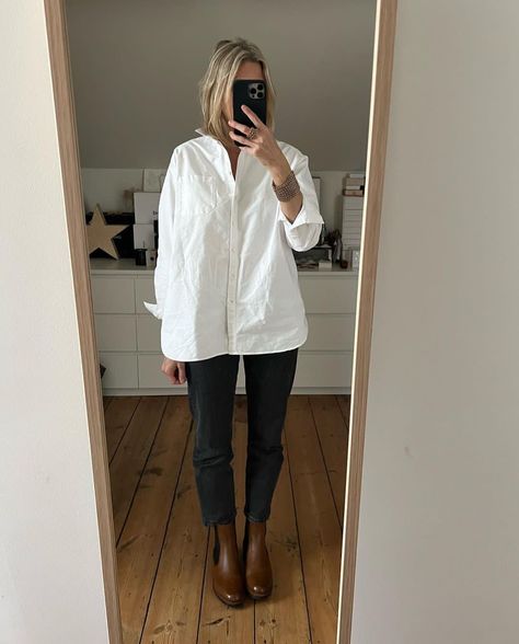 mum_mode_and_surgery Mum Mode And Surgery, Black Shirt And Jeans Outfit, Looks Pinterest, Mum Fashion, Foto Poses, Mode Inspo, Looks Chic, Mom Outfits, Mode Inspiration