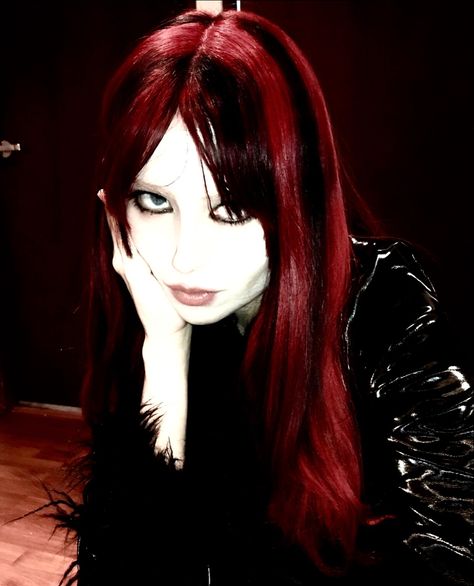 Goth Black And Red Hair, Skunk Highlights Red, Red And Black Raccoon Tails Hair, Black N Red Hair, Mallgoth Hair, Red Alt Hair, Red Goth Hair, Red Hair Black Highlights, Red Hair With Black Highlights