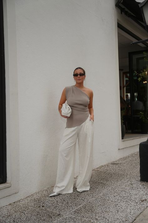 Grey asymmetric top Zara + linen pantalon + Ysl 557 sunnies + silver scarpin Asymmetrical Top Outfit Classy, Asymmetric Top Outfit, Assymetrical Top Outfits, Silver Top Outfit, Zara Top Outfit, Zara Outfit 2024, Asymmetric Outfit, Linen Top Outfit, Asymmetrical Top Outfit