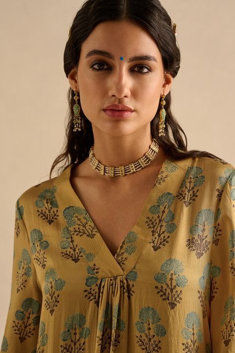 Ajrakh Silk Kurta Designs, Classy Indian Outfits For Women, V Neck Cotton Kurti, Simple Kurta Designs Classy, Cotton Printed Kurtis Design, Kurta Inspiration, V Neck Kurti, V Neck Kurti Design, Indowestern Kurti