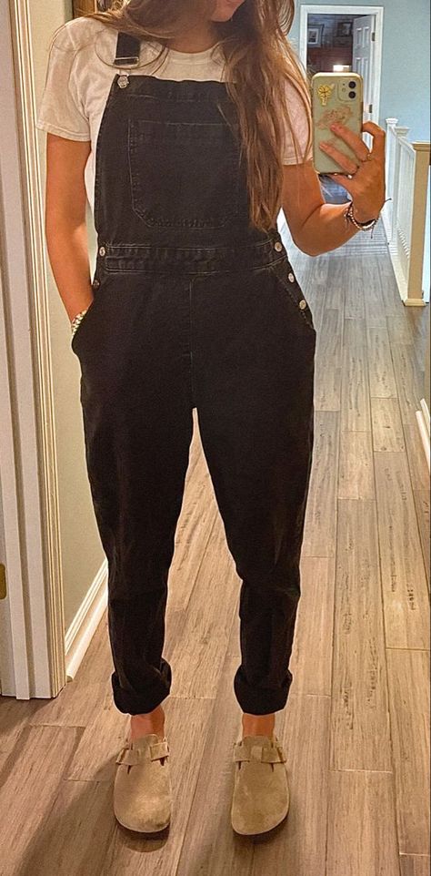 Cute Outfit With Overalls, Gen Z Feminine Fashion, Solid Button Up Shirt Outfit, Womens Overall Outfits, Mid Size New York Fashion, Instagram Fall Outfits, Cute Pnw Outfits, Simple Classic Style Women, Carnival Mom Outfit