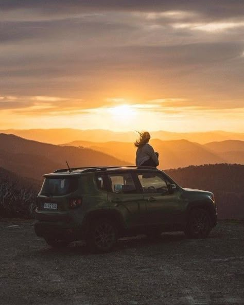 Poses Car, Car Pose, Road Trip Photography, Jeep Photos, Happy Australia Day, Trip Photography, Travel Pose, Car Poses, Travel Collage