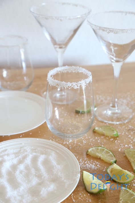 How to rim a glass with salt or sugar adds flavor & twist to your drink. Moisten rim of glass with lemon, lime or water & dip in salt or sugar. Salt Rim Margarita, Salt Rimmed Drinks, Glass Rim Ideas, How To Rim Glasses With Sugar, Margarita Salt Rim Recipe, Sugar Rimmed Glasses Diy, Rim Salt, Friendsmas Party, Easy Summer Cocktail Recipes