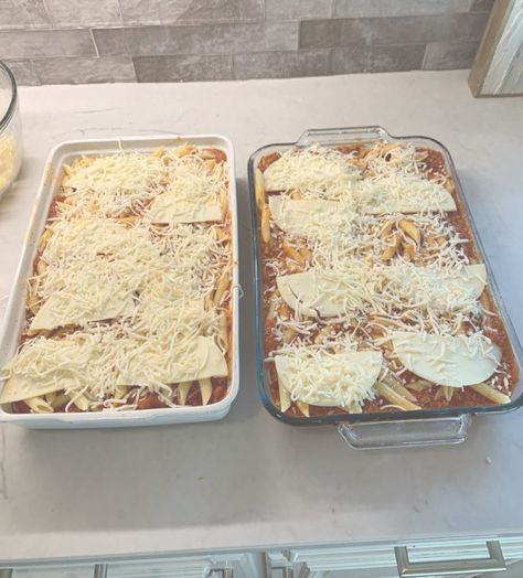 How to Make Ahead and Freeze the Best Baked Ziti for a Crowd | Family Savvy Ziti For A Crowd, Baked Ziti For A Crowd, Freezer Baked Ziti, Dinner For Crowd, The Best Baked Ziti, Best Baked Ziti, Baked Ziti With Ricotta, Family Savvy, Italian Meat Sauce