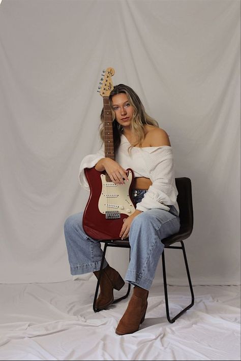 guitar poses Stratocaster Aesthetic, Poses Guitar, Guitar Senior Pictures, Electric Guitar Photography, Guitar Photoshoot, Guitar Poses, Guitarist Photography, Guitar Portrait, Rock Photoshoot