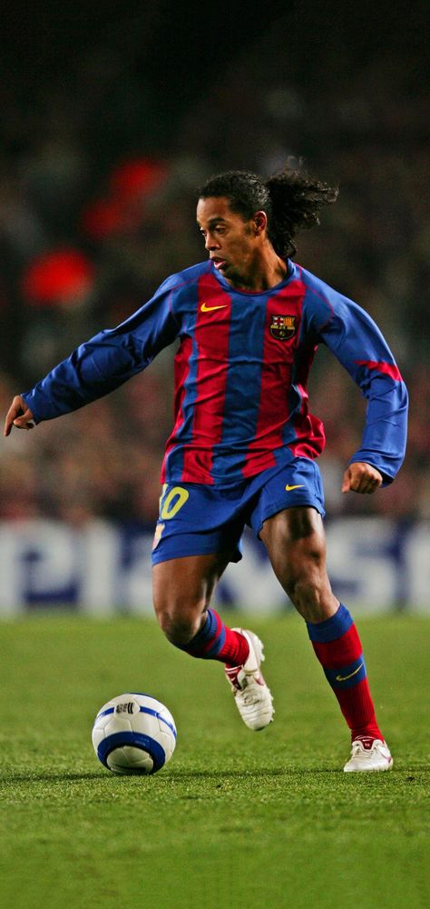 Ronaldinho Wallpapers, Kartu Pokemon, Brazil Football Team, Football Players Photos, Messi Soccer, Soccer Photography, Legends Football, Neymar Football, Football Players Images