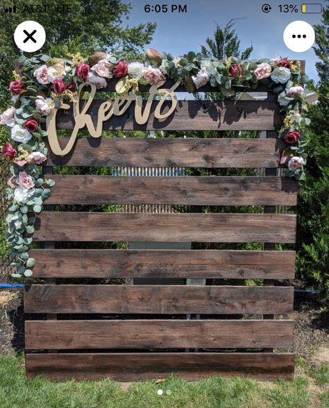 Wood Photo Backdrop, Wood Backdrop Wedding, Boho Graduation, Pallet Backdrop, Graduation Party Pictures, Graduation Party Backdrops, Cheer Banquet, Pallet Wedding, Cow Photos