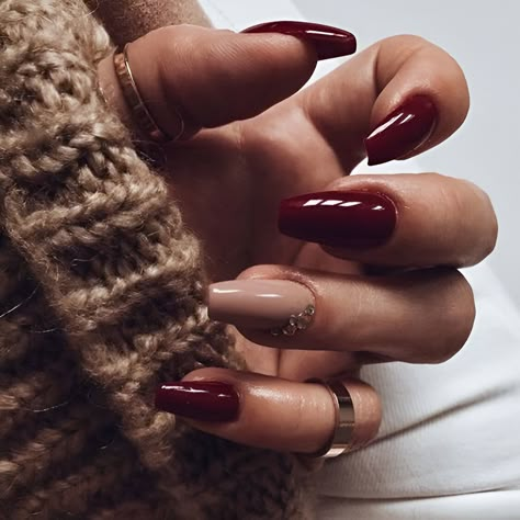 30 Breathtakingly Chic Burgundy Nails Perfect For Slaying Fall - Woman & Lifestyle Burgundy Matte Nails, Burgundy Nail Designs, Deep Red Nails, Uñas Ideas, Girls Nail Designs, Wine Nails, Glitter Accent Nails, Christmas Gel, Glamorous Nails