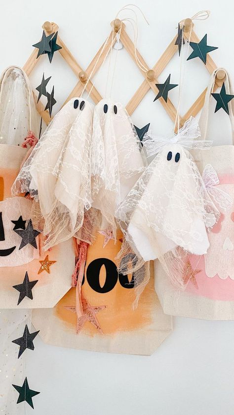 lace ghosts Halloween Function, Primitive Ghost, Lace Ghost, Felt Halloween Decorations, Cool Decorations, Cheesecloth Ghost, Letter Garland, Fall Crafting, Vintage Ghost