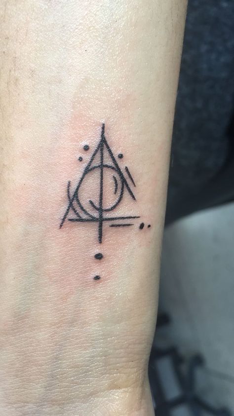 Harry Potter Sibling Tattoos, Harry Potter Tattoo Designs, Harry Potter Board, Tiny Harry Potter Tattoos, Harry Potter Tattoo Ideas, Lightning Bolt Scar, Harry Potter Scar, Trinity Tattoo, Harry Tattoos