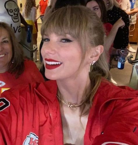 Travis Taylor, Chiefs Game, Estilo Taylor Swift, Taylor Swift Cute, Taylor Swift Funny, Long Live Taylor Swift, Live Taylor, Taylor Swift Fan, Taylor Swift 13