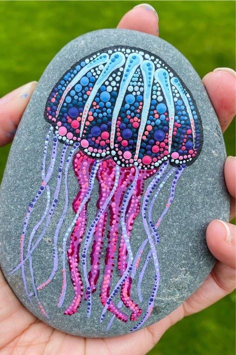 Want to make your own kindness rocks and need some inspiration!? Check out these super cute Summer painted rock ideas to get started! Summer Painted Rocks, Diy Rock Art, Mandala Painted Rocks, Painted Rock Animals, Mandala Rock Art, Stone Art Painting, Flowers Painted, Painted Rocks Craft, Painted Rocks Diy