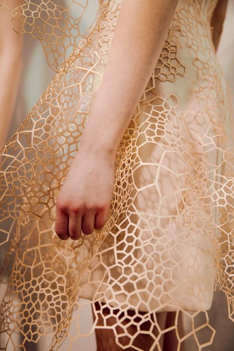 A Level Textiles, 3d Printing Fashion, Sculptural Fashion, Iris Van Herpen, 3d Fashion, Body Adornment, Futuristic Fashion, Mood Board Fashion, Textiles Fashion