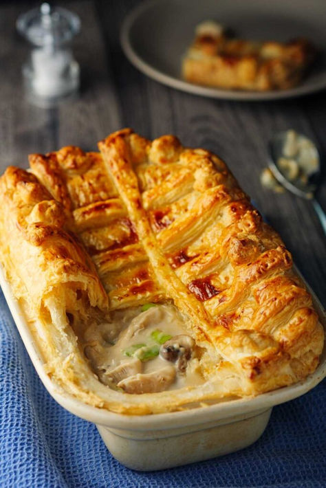 Jamie Oliver Chicken Ham And Leek Pie Turkey And Ham Pie, Ham And Leek Pie, Ham Pie, Chicken And Leek Pie, Mini Hamburger, Nigella Lawson Recipes, Chicken And Mushroom Pie, Chicken Pie Recipe, Leek Pie