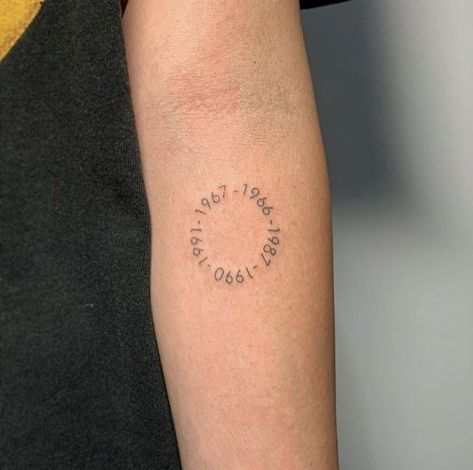 Sibling Tattoos Dates, Birth Year Tattoo Circle, Circle Date Tattoo Ideas, Date Circle Tattoo, Dates In Circle Tattoo, Tattoos To Represent My Siblings, Circle Of Dates Tattoo, Birth Years In A Circle Tattoo, Dates In A Circle Tattoo