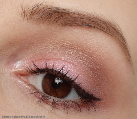 Pink brown eye makeup (soft pink makeup) Settle Pink Eye Makeup, Bridesmaid Makeup Dusty Rose, Simple Pink Eye Shadow Looks, Simple Pink And Brown Eyeshadow, Pink Eyeshadow Brown Eyeliner, Best Pink Eyeshadow, Cool Pink Eyeshadow Looks, Wedding Make Up Ideas For Brown Eyes, Pink Soft Eyeshadow