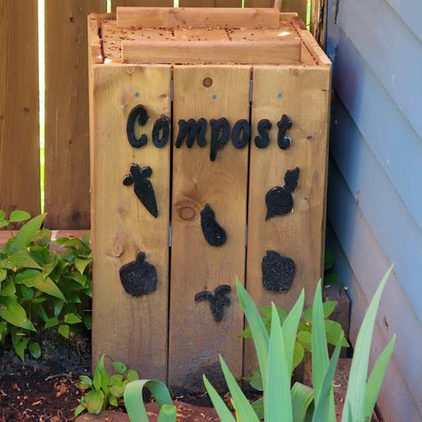 Create With Mom: How to build a simple, inexpensive wooden compost bin Small Compost Bin, Wooden Compost Bin, Apartment Composting, Diy Compost Bin, Making A Compost Bin, Compost Bin Diy, Diy Compost, How To Make Compost, Garden Compost