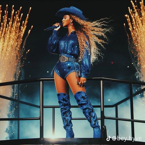 Beyonce Concert Outfit, Beyonce Outfits, Im So Fancy, Beyonce Queen, Cowboy Outfits, Destiny's Child, Stage Outfits, Concert Outfit, Thigh Highs