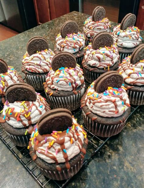 Jumbo Oreo Cookies and Cream Cupcakes with Marshmallow Filling, Chocolate Ganache Drizzle and Festive Sprinkles for an 18th Birthday! Oreo Cupcake Decorating Ideas, Jumbo Cupcake Decorating Ideas, Boy Cupcakes Birthday, 18th Birthday Cupcakes Ideas, Cupcakes For Boys Birthday, Boy Birthday Cupcakes, Jumbo Cupcake Ideas, 18th Cupcakes, 16th Birthday Cupcakes