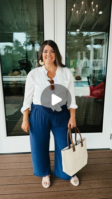 Sweet Elaine Boutique on Instagram: "Have you seen the Button Down Tie Trick? It takes your button downs to a whole new level this summer! It’s so easy and you don’t have to worry about your shirt getting untied and out of shape. 

Follow up for more tips and tricks!

#styletipsandtricks #styletips #fashiontips #stylehacks #buttondowntietrick #summerstyle #summercollection #buttondownshirt #sweetelaineboutique" Tie Trick, Tie Shirt Knot, How To Tie A Shirt Knot, How To Tie A Shirt, How To Make A Tie, Tie A Shirt, Shirt Knot, Oversized Button Down Shirt, Hacks Clothes