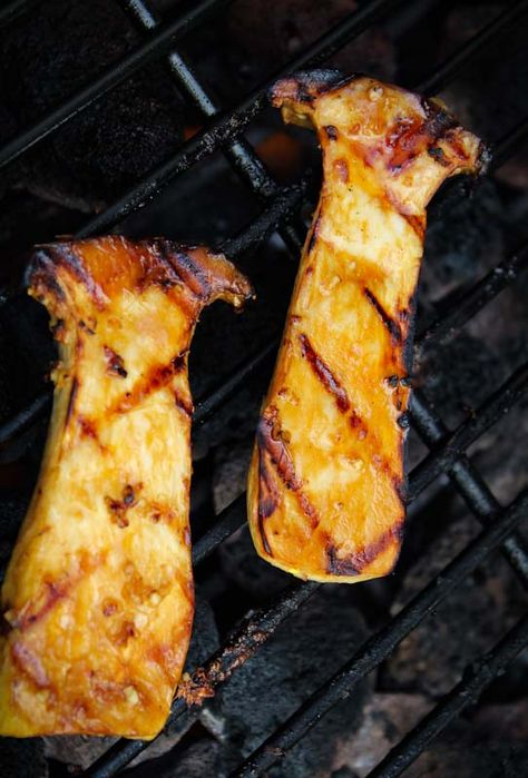 These meaty grilled king oyster mushroom steaks are crispy on the outside and tender on the inside. Use the same gluten-free marinade for portobello mushrooms or grilled aubergines. #vegan #glutenfree #veganbbq #vegangrilling #veganmeat #kingoystermushrooms #vegandinner #veganmarinade Oyster King Mushroom Recipe, Vegan Mushroom Steaks, Vegan King Mushroom Recipes, King Oyster Mushroom Steak, King Oyster Mushrooms Vegan, Grilled King Oyster Mushroom, King Mushrooms Recipe, Bbq Oyster Mushroom, Oster Mushrooms Recipe