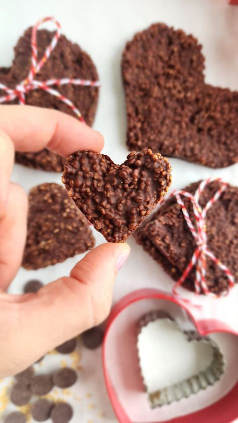 This two-ingredient chocolate quinoa crunch, made with dark chocolate and puffed quinoa, is as easy as 1-2-3. And it might just remind you of that famous crunch bar. Crispy Quinoa Chocolate, Dark Chocolate Quinoa Crisps, Quinoa Chocolate Crisps, Chocolate Quinoa Crisps, Quinoa Crisps, Quinoa Crunch, Quinoa Chocolate, Chocolate Quinoa, Crispy Quinoa