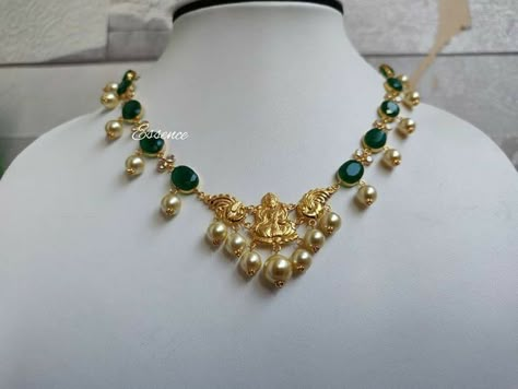 Long Necklaces Gold, Flower Pearl Necklace, Couples Necklace, Lakshmi Devi, Gold Jewelry Outfits, Pearl Jewelry Design, Gold Jewelry Simple Necklace, Beautiful Gold Necklaces, Pearl Necklace Designs