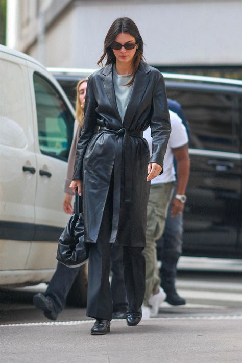 Kendall Jenner Paris, Balenciaga Coat, Paris September, Trench Coat Fall, Trench Coat Outfit, Black Leather Coat, Leather Trench, Jenner Style, Clothes Outfits