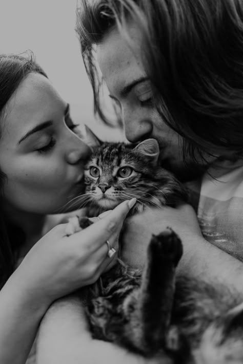 Couple kissing their cat on the cheek during their summer couples photoshoot Engagement Photos With Dog And Cat, Couple With Cat Photography, Wedding Photos With Cats, Photoshoot With Cat Ideas, Cat Wedding Photos, Cat Engagement Pictures, Engagement Photos With Cats, Cat Photoshoot With Owner, Cat Marriage