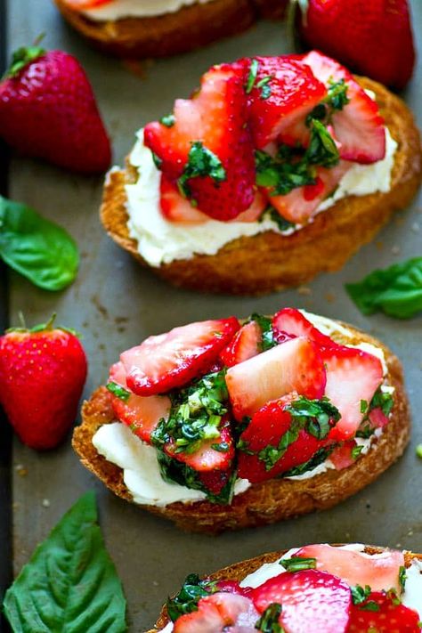 Mascarpone Bruschetta, Berry Appetizers, Strawberry Basil, Toasted Bread, Fresh Strawberries, Party Food Appetizers, Food Platters, Strawberry Recipes, Yummy Appetizers